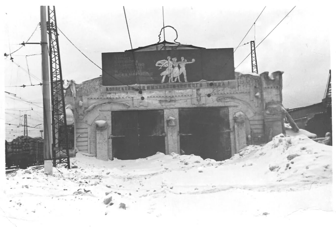 Паровозное депо тайга. Город киров исторический центр. Локомотивное депо новосибирск. Губернский город вятка. Историческая часть города киров.