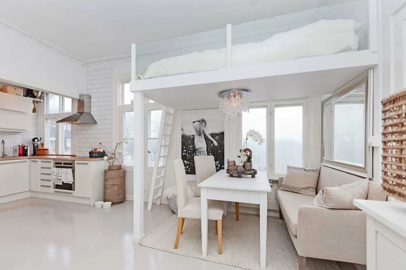 Барная стойка с телевизором. Кухня над комнатой. Дизайнерские решения для маленькой кухни. Совмещение лоджии с кухней. Необычные барные стойки.