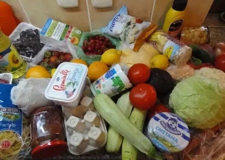 Что из продуктов можно взять. Набор продуктов питания. Продуктовая корзина. Набор продуктов из магазина. Набор продуктов в больницу.