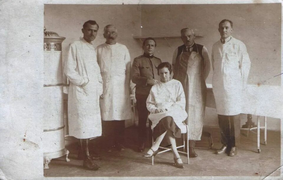 1915 Год Казанский военный госпиталь. Старый доктор в России 19 века лазарет.
