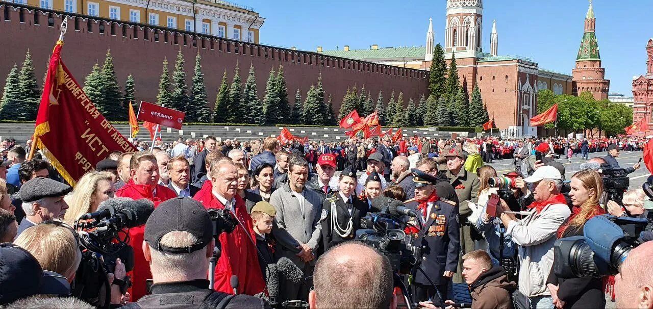 Сегодня на красной площади мероприятия в москве. Пионеры на красной площади 2022. День пионерии на красной площади. Пионеры на красной площади. Современные пионеры Москва красная площадь.