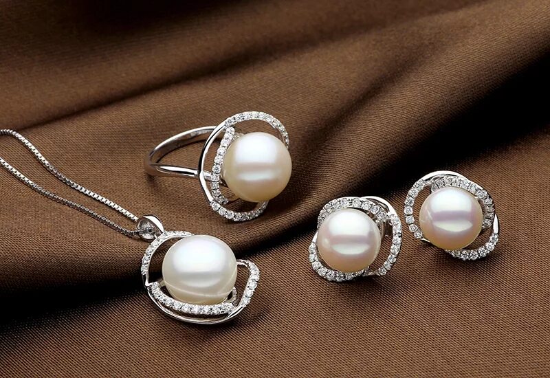 Элегантные украшения. Украшения из жемчуга на свадьбу. Украшения из искусственного жемчуга. Стильные украшения из жемчуга. Крупные жемчужные бусы.