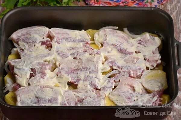 Свиная грудинка с картошкой в духовке. Рецепт грудинки свиной в духовке с картошкой. Свиная грудинка с картошкой в духовке. Картошка с грудинкой в духовке. Рецепт грудинки свиной в духовке с картошкой.
