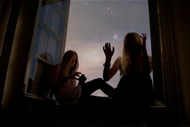 Подруги Эстетика. Две подруги ночью. Две девушки у окна. Две девочки в окне. Песня по моей комнате гуляют черные