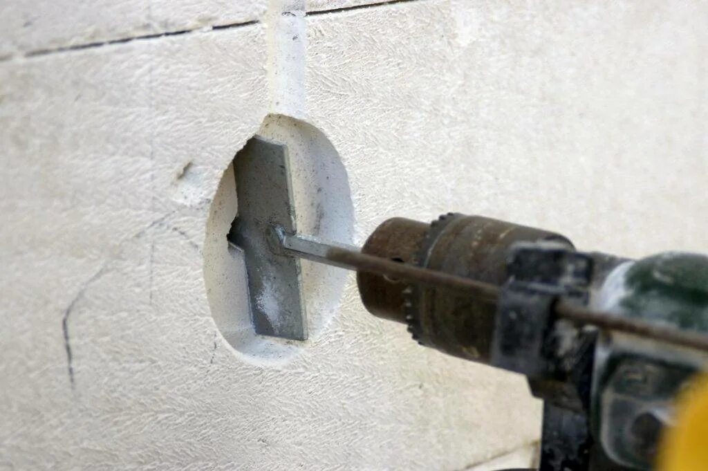 Отверстие в стене под трубу. Сверление газобетона 110 мм. 110мм отверстие в бетоне перфоратором. Сверление отверстий на 150 в газобетоне. Инструмент для штробления газобетона для армирования.