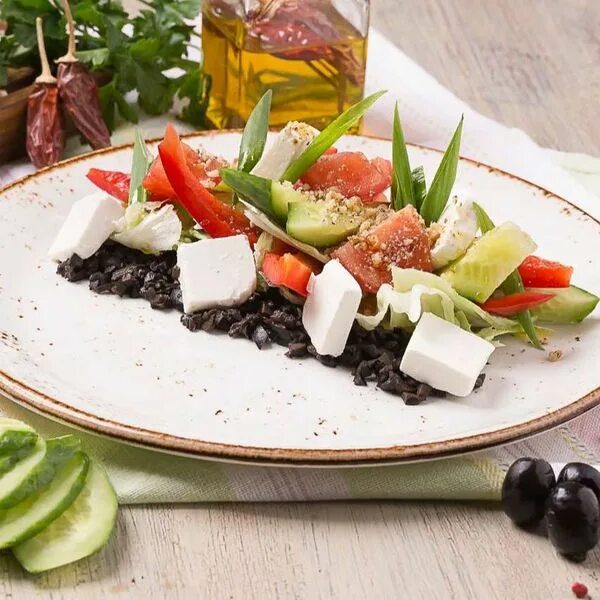 Греческий вкус. Греческий салат. Салат греческий красивая подача. Греческий салат в ресторане. Греческий салат подача в ресторане.