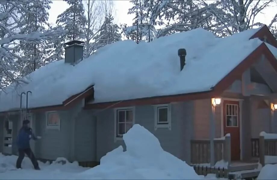 Снег соседской крыши. Снег на крыше. Заснеженные крыши домов. Крыши частных домов зимой. Снег на крыше частного дома.
