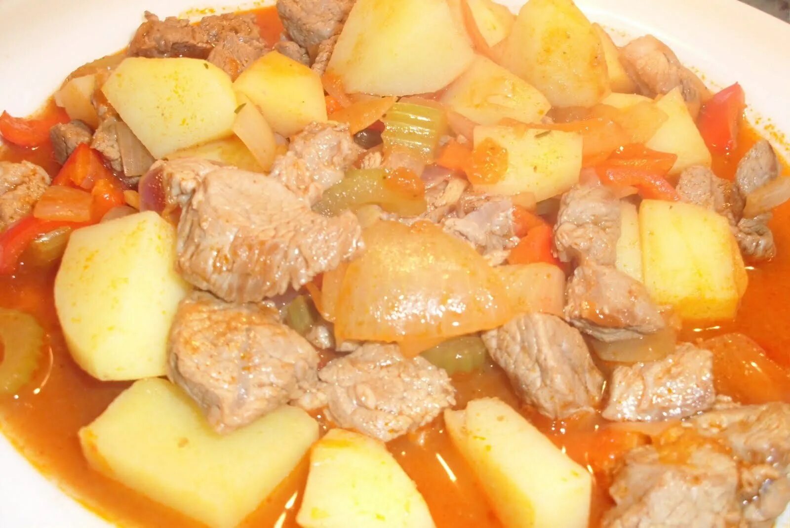 Тушеная картошка с мясом в мультиварке свинины. Свинина с картошкой в мультиварке. картофель тушеный с мясом. тушёная картошка со свининой в мультиварке. тушёная картошка с мясом в мультиварке.