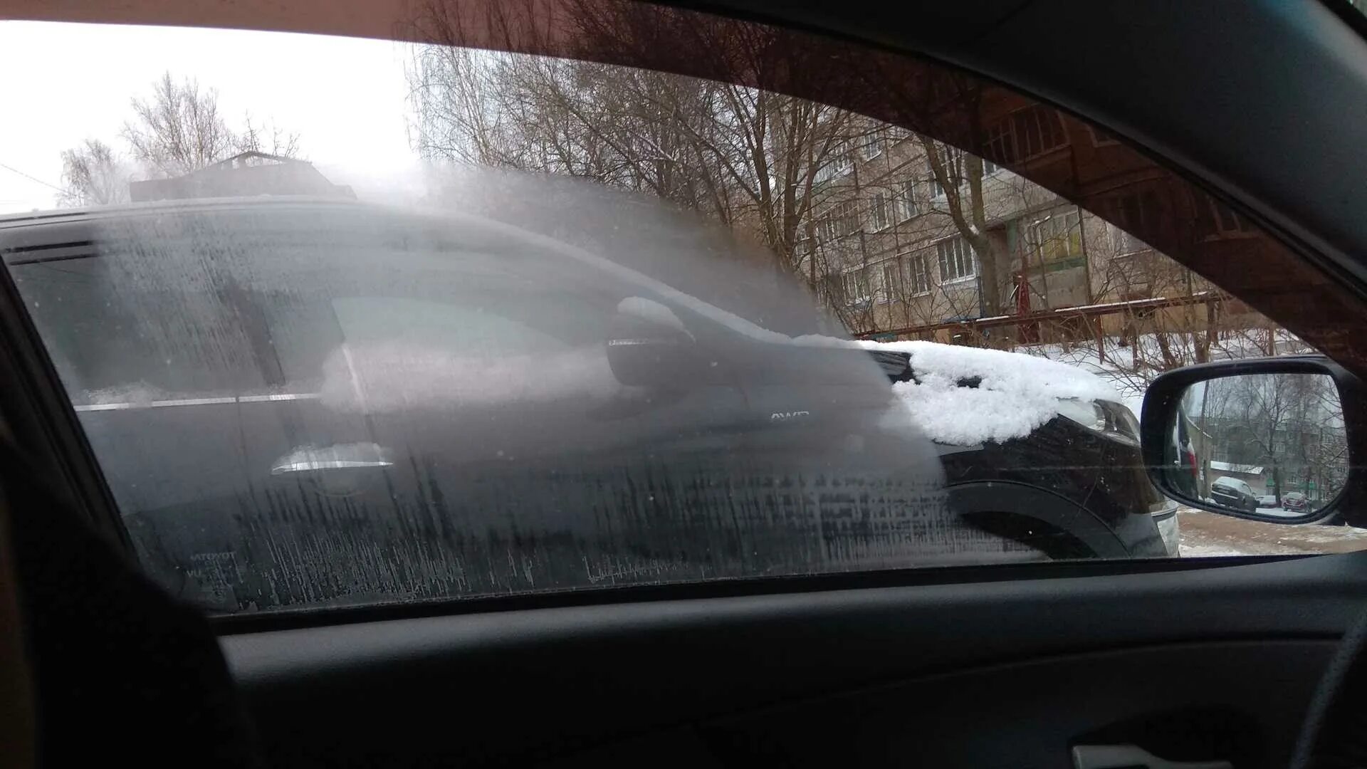 Почему потеют стекла в салоне автомобиля. Машина с запотевшими стеклами. запотевание стекла. запотевание стекол в авто зимой. запотевшее лобовое стекло.