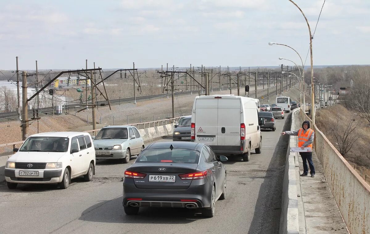 Барнаул пробки на дорогах. Движение на мосту в Бийске. Пробка на переезде. Автомобильный транспорт Барнаула.