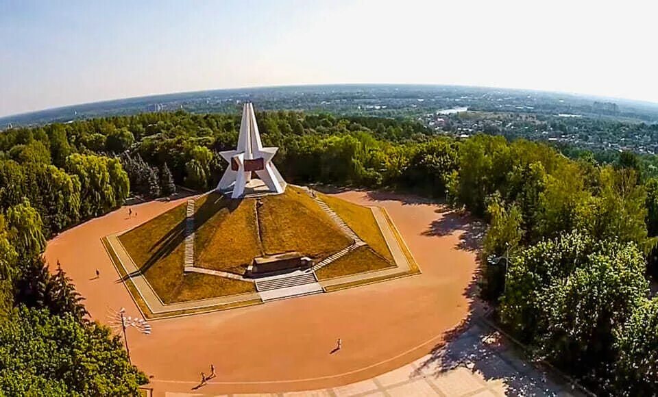 Брянщина фото. Курган бессмертия брянск вид сверху. Курган бессмертия брянск звезда. Курган бессмертия брянск. Курган бессмертия брянск.