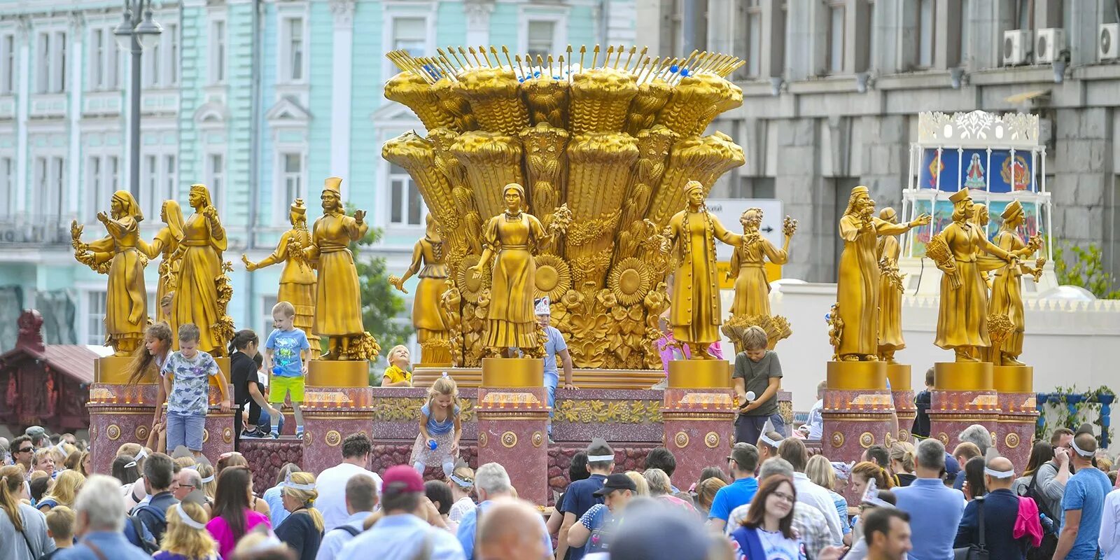 День города ВДНХ. Люди на ВДНХ. Большой театра в день города. Театр дружбы народов в Москве.