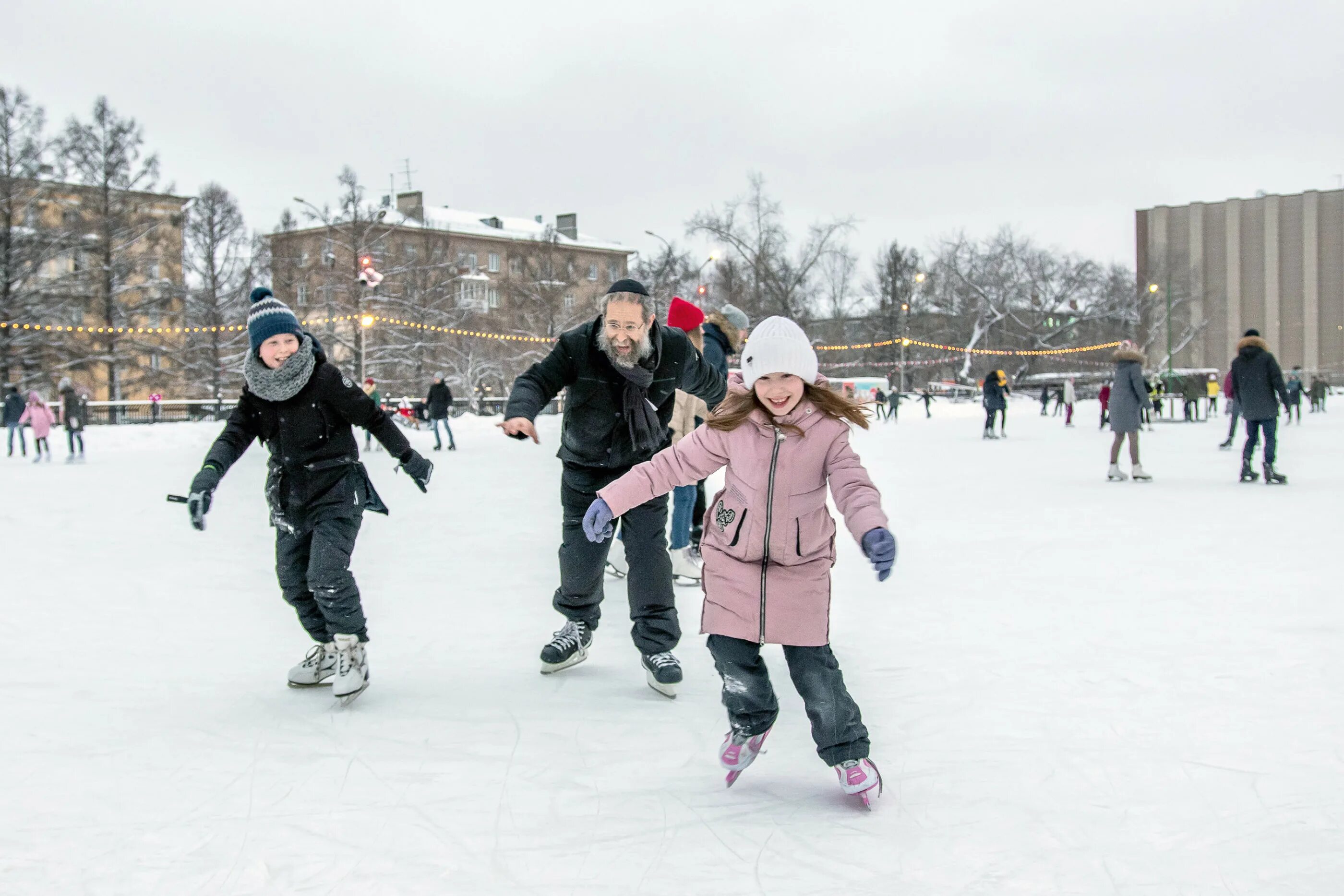 Каток дети катаются. Катание на коньках. Дети катаются на коньках. Кататься на коньках зимой. Катание на коньках дети.
