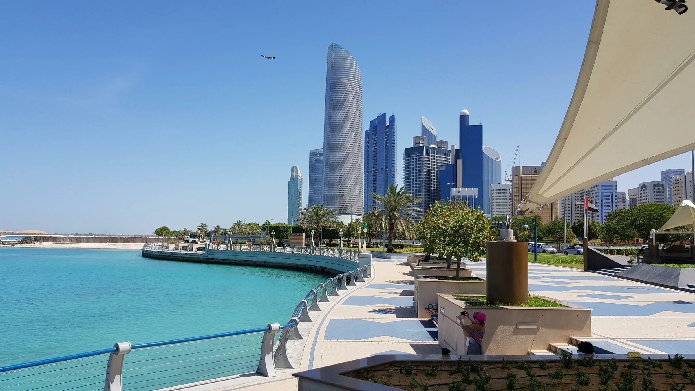 Корниш набережная абу. Набережная Corniche Абу Даби. Набережная Корниш в Абу-Даби. Арабские эмираты Абу Даби набережная Корниш. Пляж Корниш Абу-Даби.