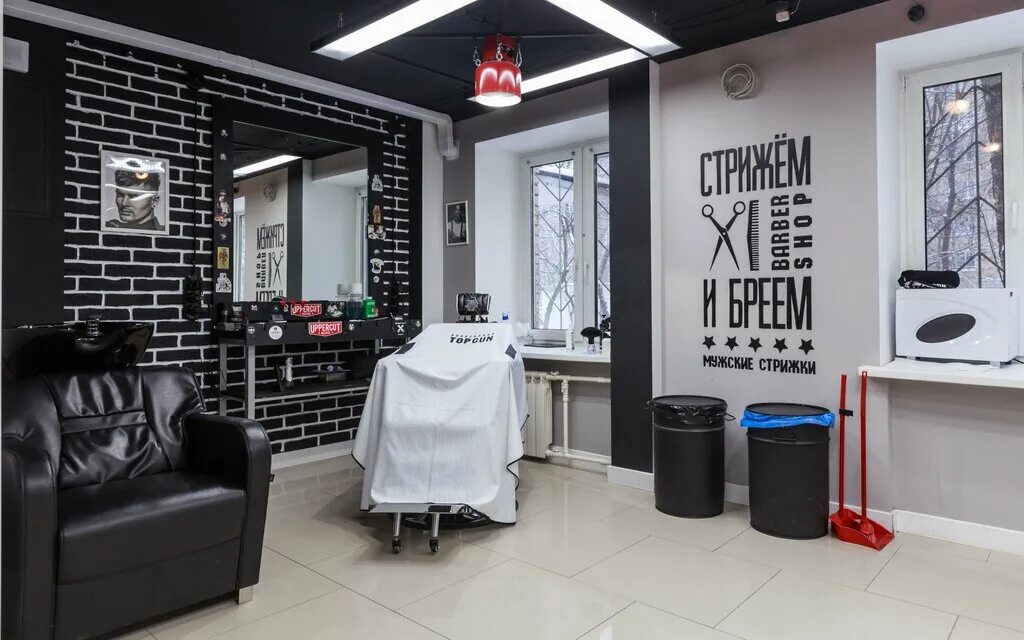 Barbershop тейково. Барбершоп вывеска топган. Украсить окна барбершопа. Оформление окон в барбершопе. Оформление окн барбершопа.