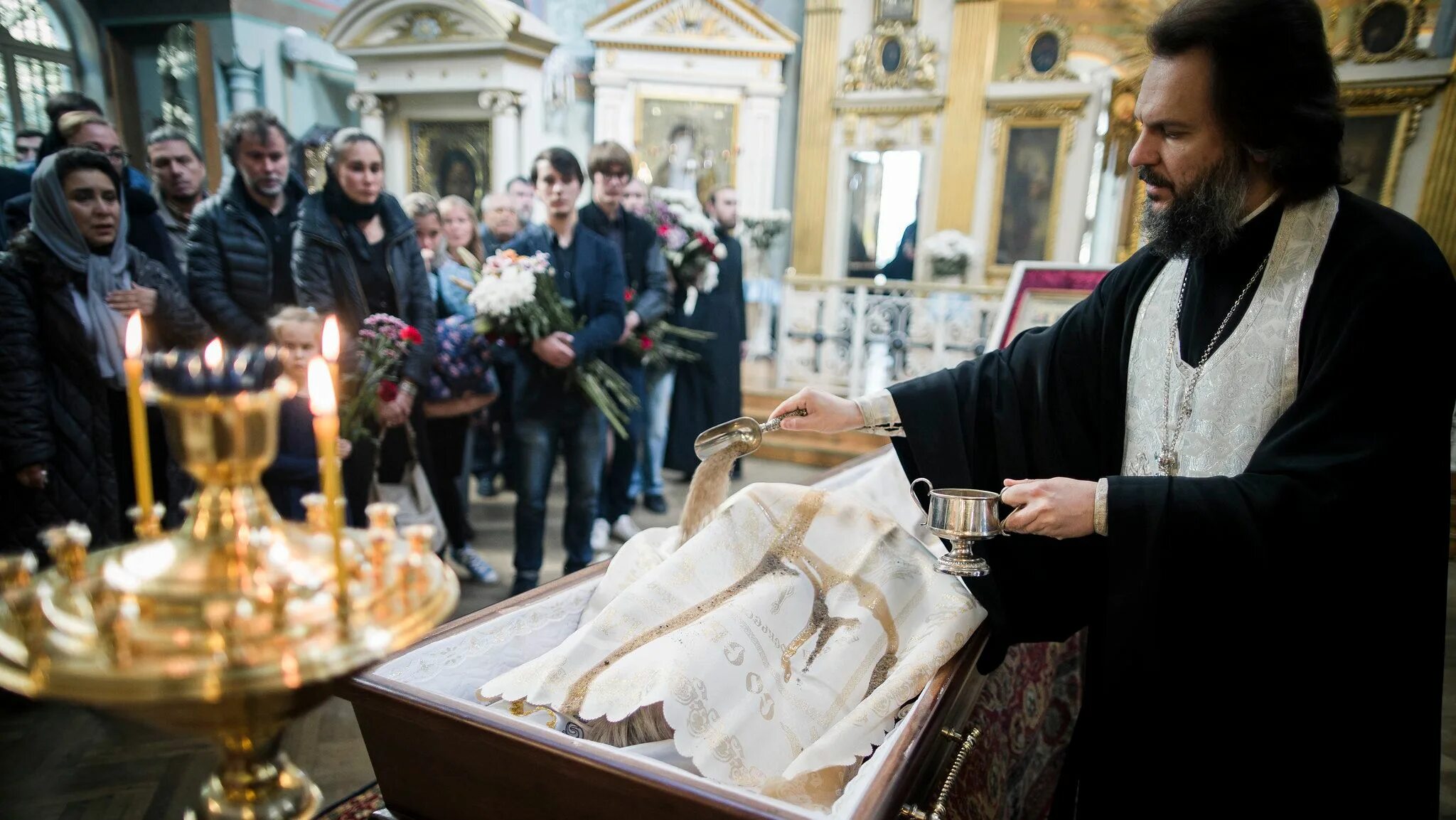 В церкви шло отпевание