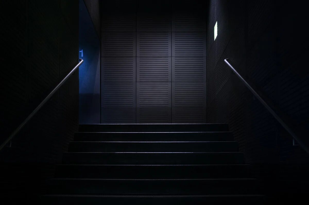 Вдруг из черной темноты. Темная лестница. Лестница ночью. Лестница в темноте. Темный подъезд.
