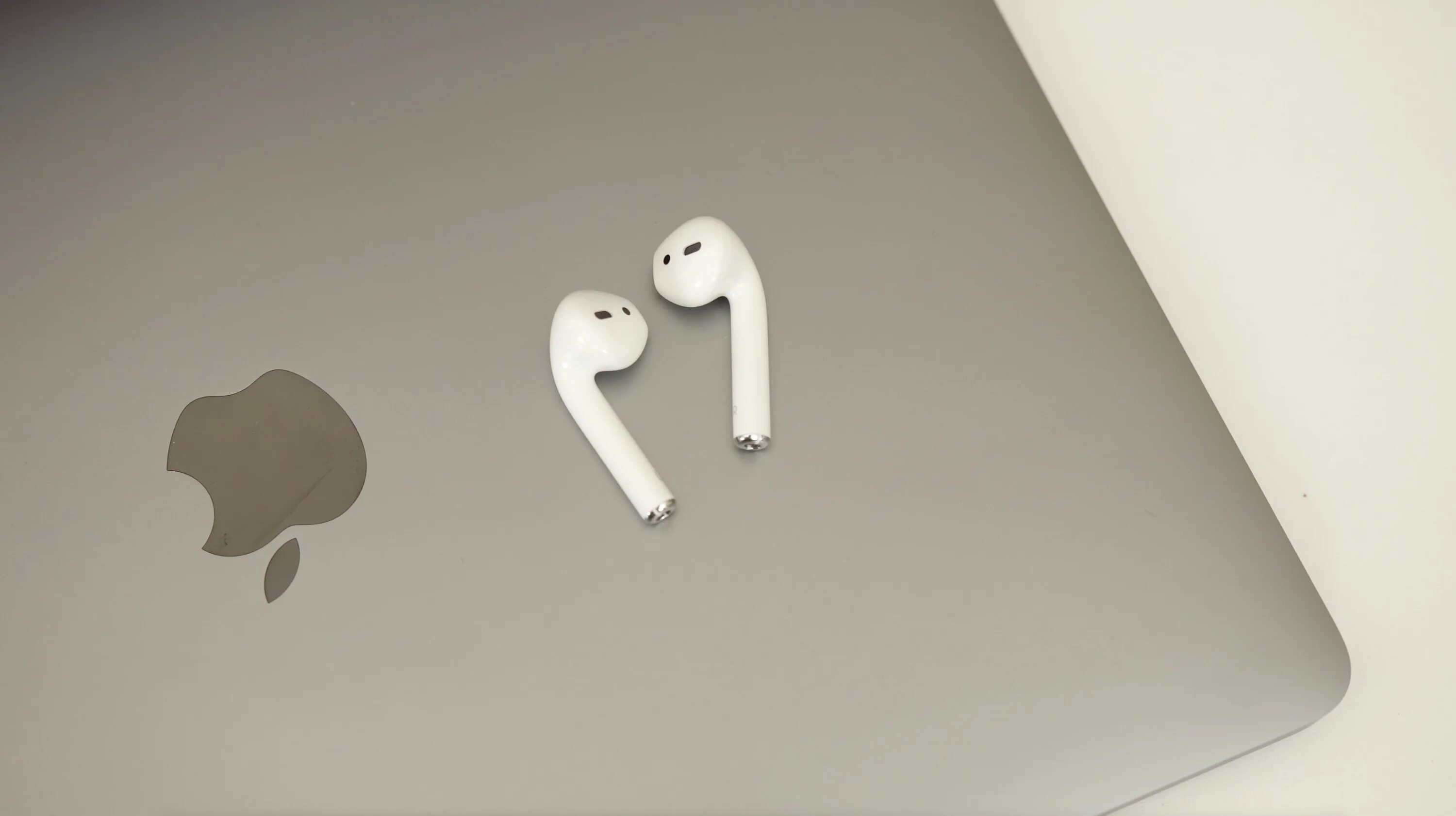 Apple airpods обзоры. Аирподсы 3. airpods 3 вектор. airpods 2 vector. airpods на сером фоне.