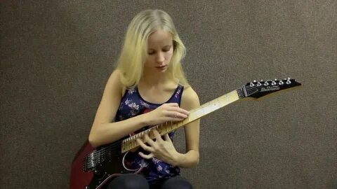 Девушка круто сыграла классику на гитаре. 