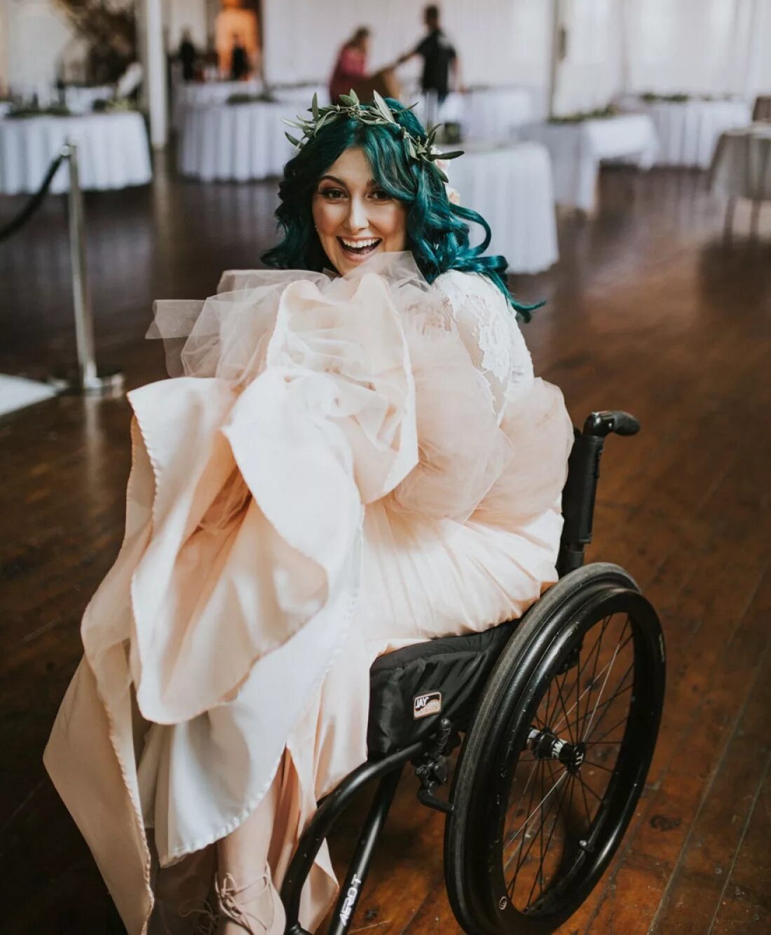 Свадьба удиви. Свадьба на инвалидной коляске. Невеста в инвалидной коляске. Девушка в инвалидной коляске. Инвалид невеста свадьба.