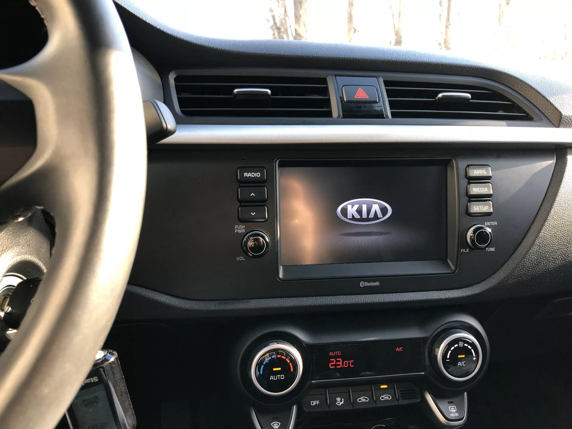 Штатная магнитола Kia Rio 2017 +. Штатная магнитола Kia Rio 4. Kia Rio 2019 штатная магнитола. Магнитола Киа Рио 4 2021.