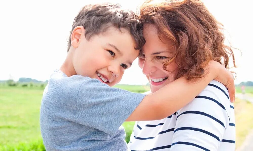 Девушка с сыном 11 лет. Родители воспитывают детей. Родители и дети. Счастливые дети и взрослые. Воспитание мальчика мамой.