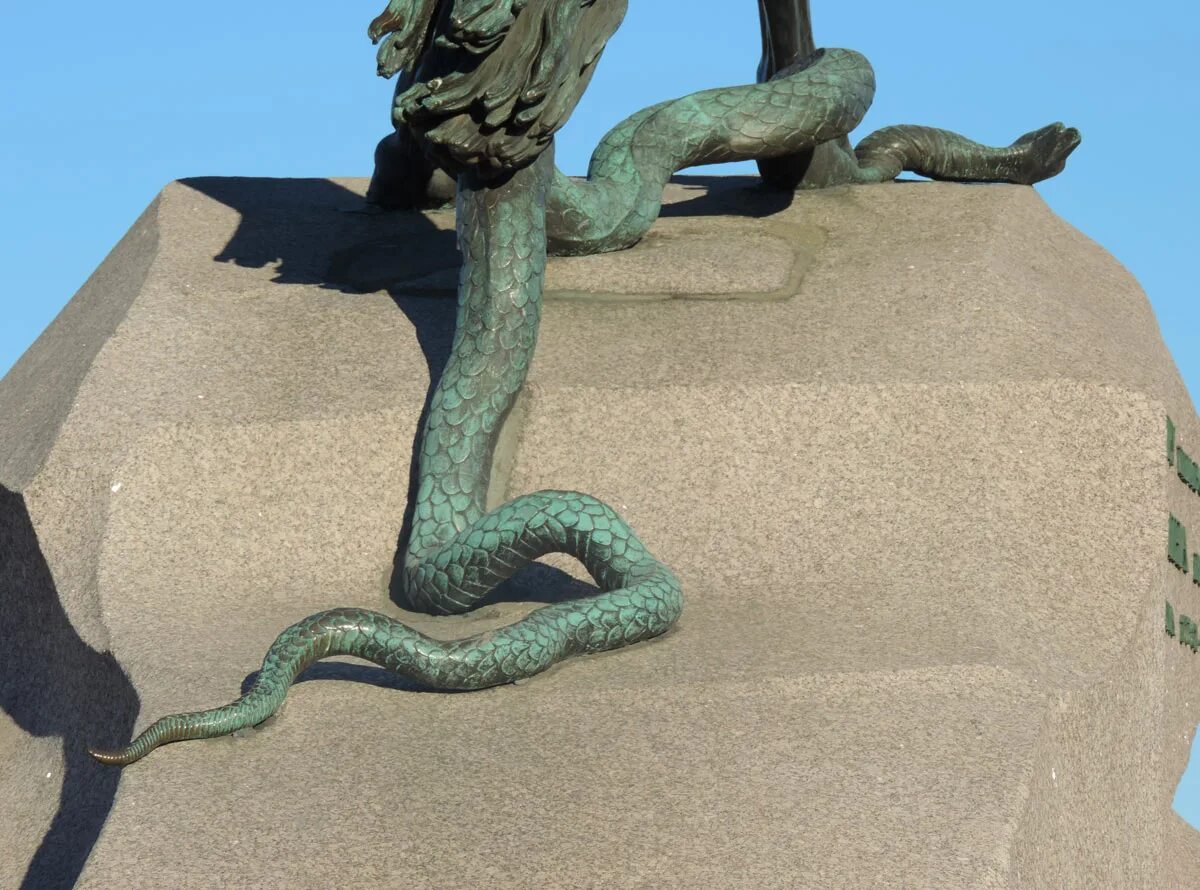 Точка опоры медного всадника. Медный всадник памятник змея. Медный всадник скульптура змея. Змея на памятнике Петру 1 в Санкт-Петербурге.