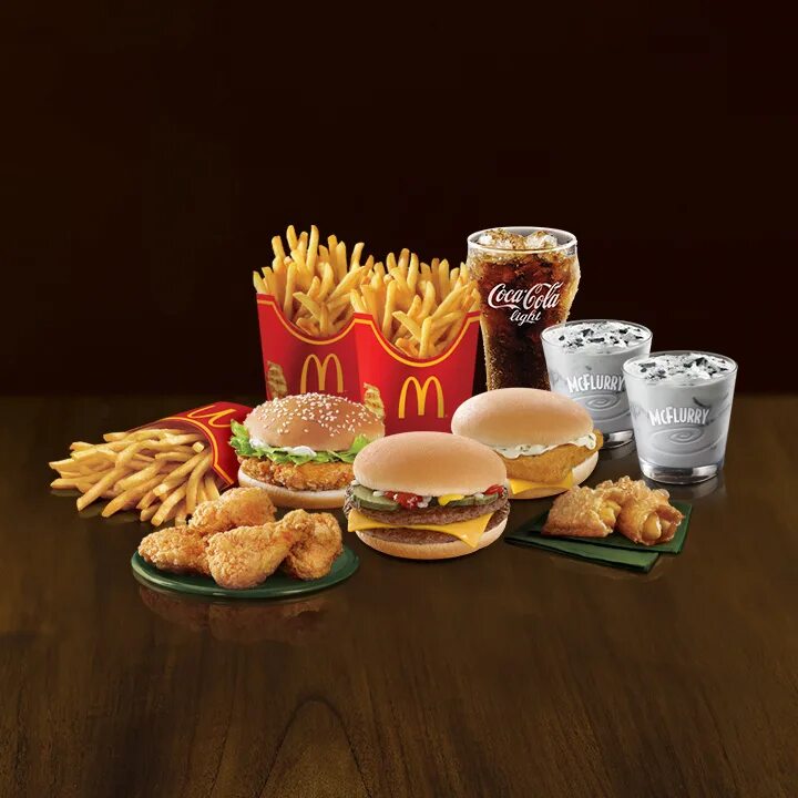 Макдональдс меню. Макдональдс меню на столе. Макдональдс много еды на подносе. Мини еда макдональдс. Мак еда.