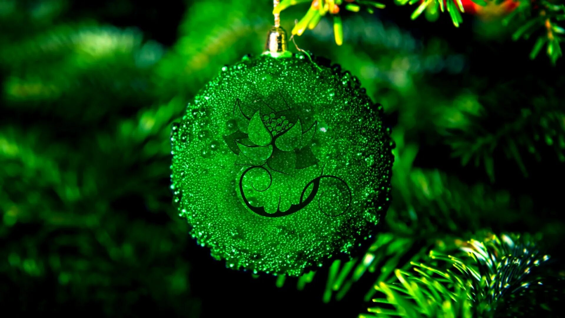 Зеленый цвет ели. Зеленые новогодние шары. Зеленые новогодние игрушки. Новогодние обои на рабочий стол. Зеленые шары на елке.