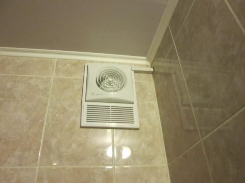 Вентилятор вытяжной в ванной установленный. Вытяжной вентилятор с обратным клапаном для туалета. Вентиляция в ванной. Вентиляция в ванной комнате советская. Поставить вентилятор в вытяжку в ванной.