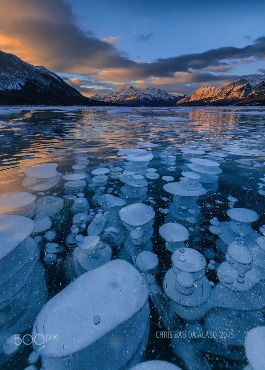 Замерзший воздух в воде. Озеро Эйбрахам в Канаде. Метановые пузырьки на Байкале. Метановые пузыри на Байкале. Большое Голоустное Байкал пузырьковый лед.