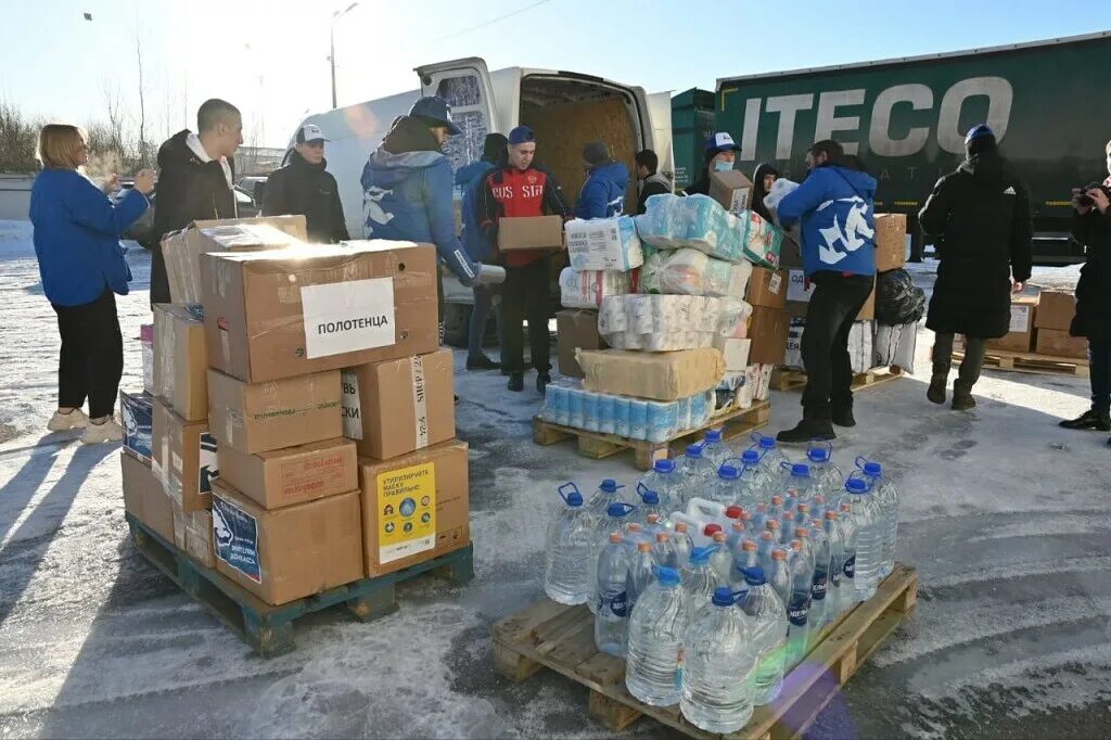 Выкинули гуманитарную помощь. Выкинули гуманитарную помощь. Гуманитарная помощь донбассу плакат. Вещи с помойки. Вещи на благотворительность.
