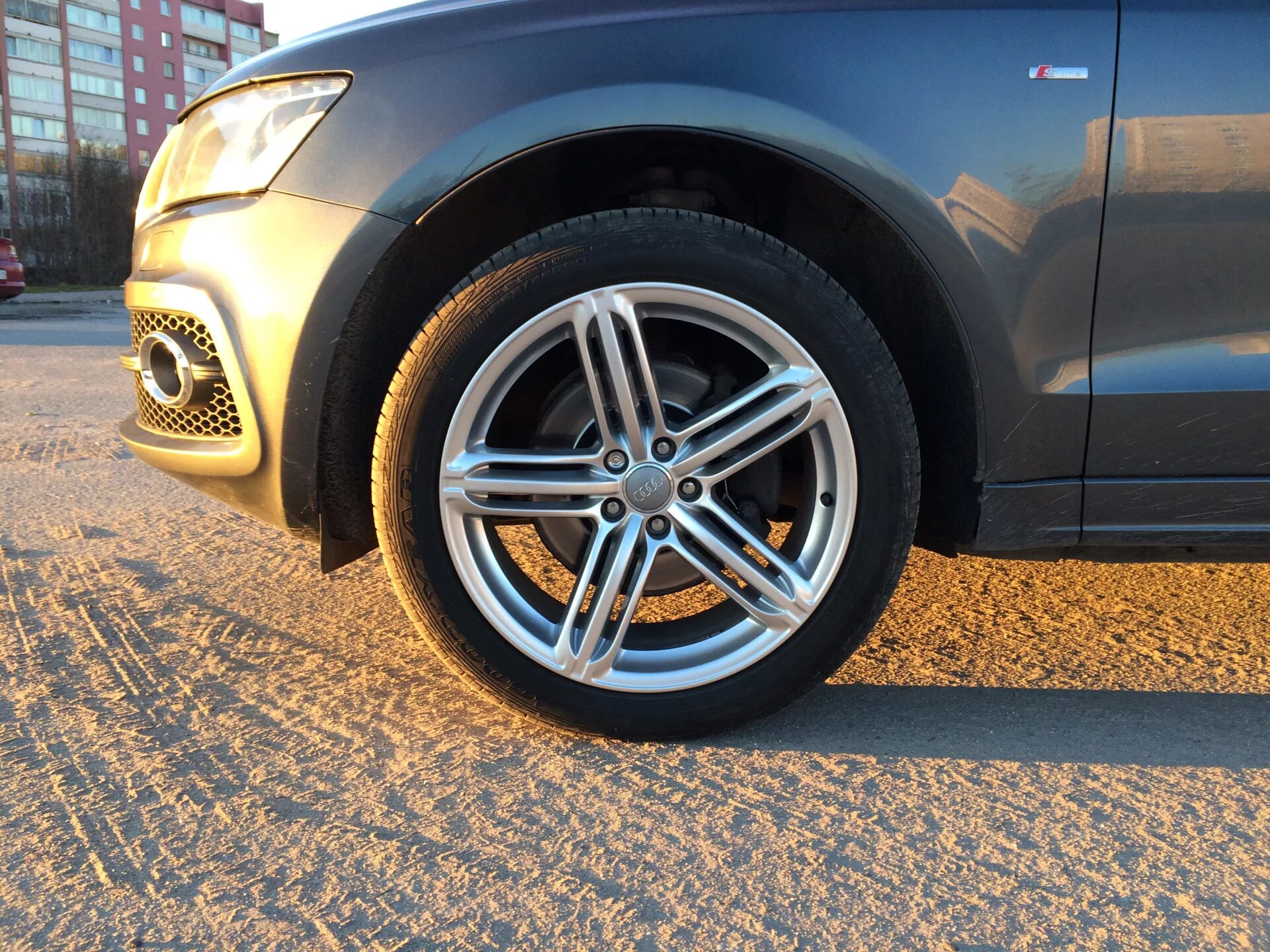 Купить шины 255 50 r20. 255/45 R20 Audi q5. 255 45 R20 Audi. 275 40 R20 Ауди q5. Audi q5 на колесах 255 50 r19.