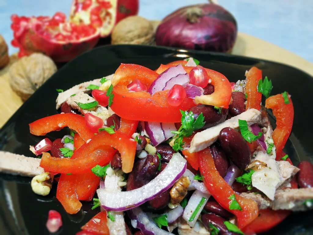 Тайский салат с говядиной и болгарским. Рецепт салата мясо перец болгарский. Салат с говядиной и болгарским перцем. Салат с говядиной. Салат с болгарским перцем и курицей.