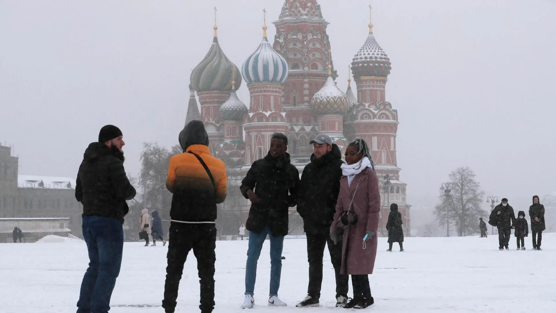 Москва после каникул. Иностранцы зимой в России. Москва зима люди. Москва зима 2020. Туристы на красной площади.