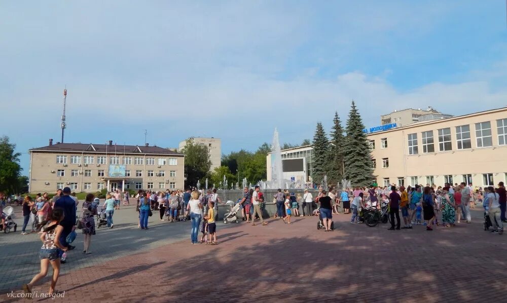 Город Чайковский площадь. Город Чайковский фонтан. Город Чайковский Пермский край площадь.