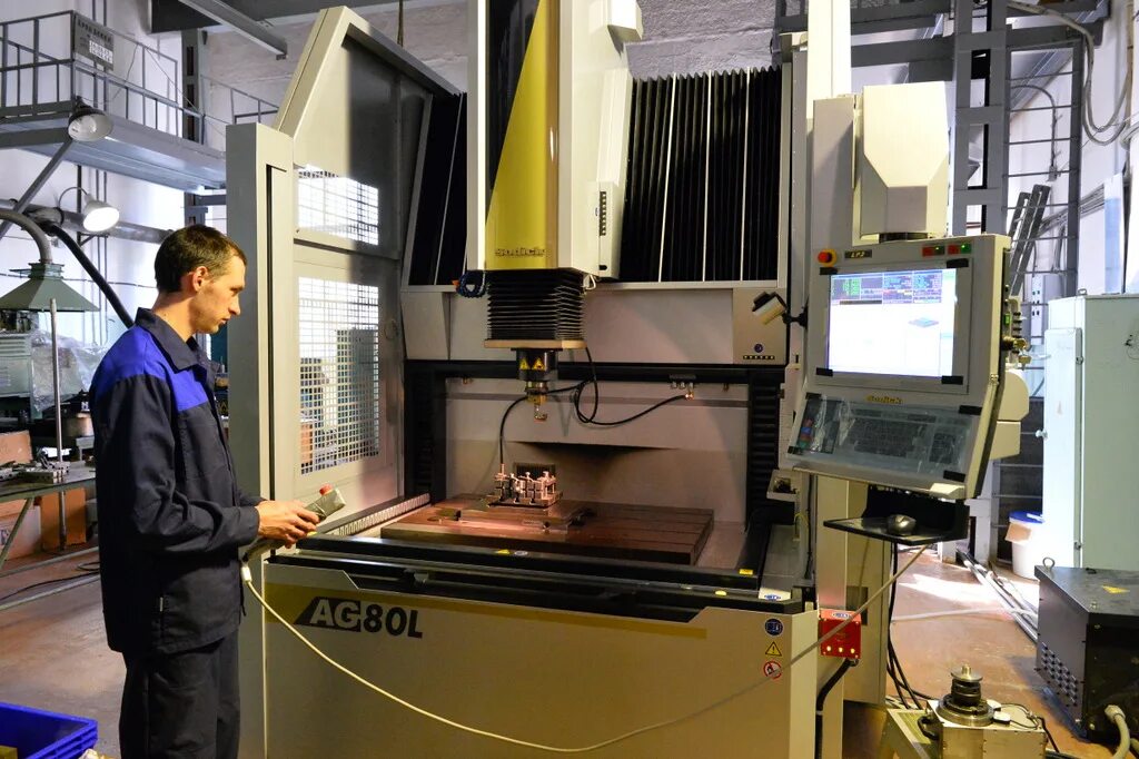 Кузнечно-прессовый цех подольского машиностроительного завода. Эксплуатация прессов. Hornady precision measurement station. Штамповочный станок для листового металла. Texan пресс для снаряжения.