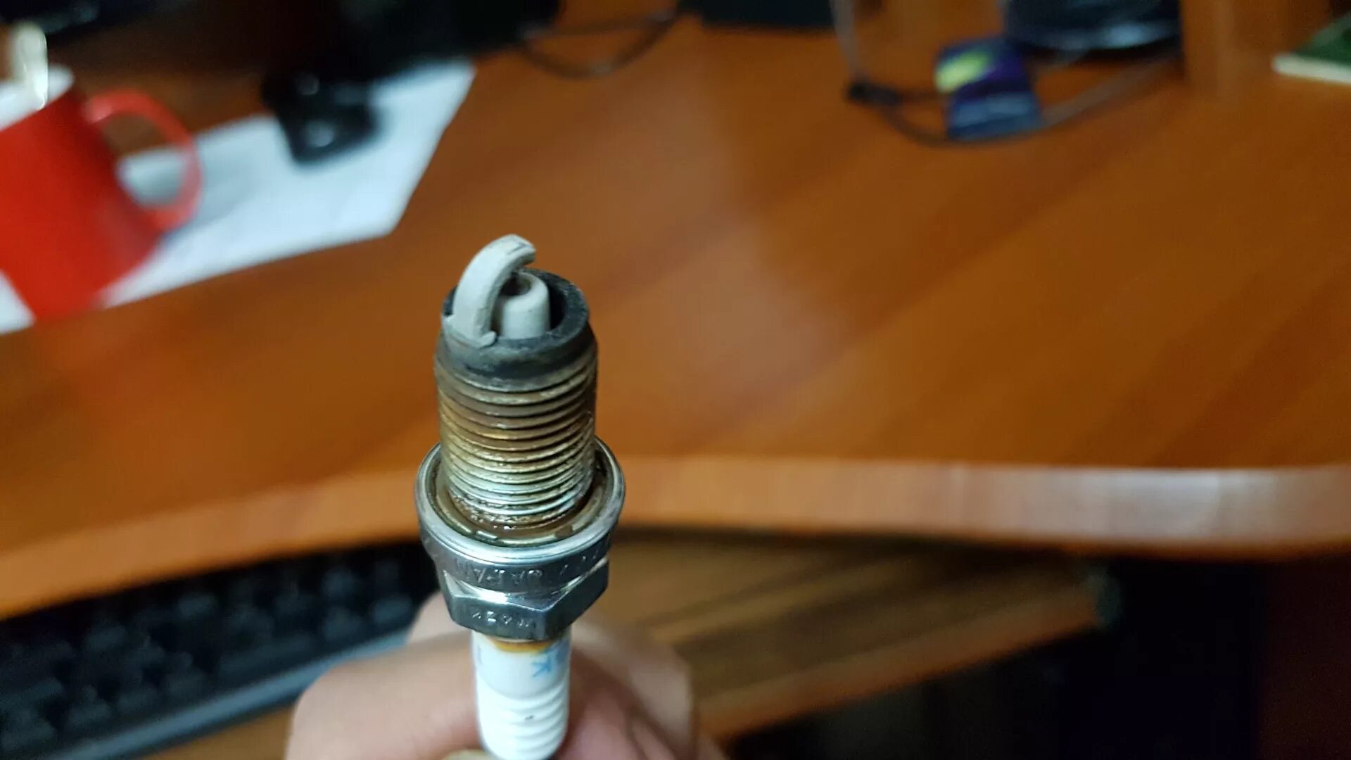 Белый налёт на свечах зажигания ваз 2114. Белый налёт на свечах зажигания ваз 2114. Свечи зажигания налет на свечах. Белые свечи зажигания 2107 инжектор. Ваз 2114 белые свечи.