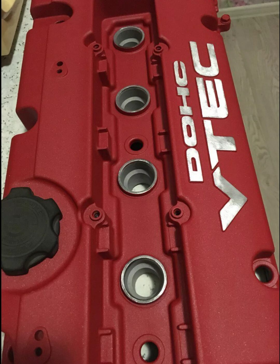 Мазда 626 gf крышка клапанов. Клапанная крышка хонда красная. Клапанная крышка 16se. Покраска клапанной крышки ваз 2106. Бело красная крышка.