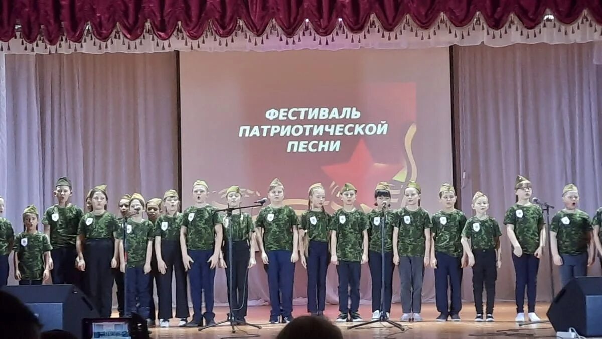 Прошел фестиваль патриотической песни в школе. Фестиваль патриотической песни. Фестиваль патриотической песни в школе фон. Фестиваль патриотической песни 23 февраля. Фестиваль военно патриотической песни.