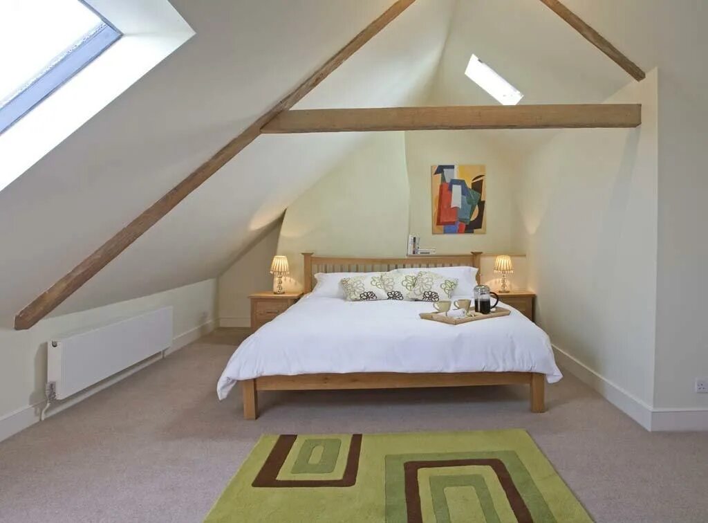 спальня со скошенным потолком. комната с мансардной крышей. комната с мансардной крышей. мансардный потолок. жилая мансарда двухскатной крыши.