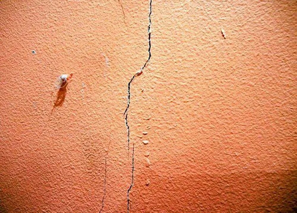 Пошла трещина по стене. Трещина в стене. Трещины на штукатурке. Усадочные трещины в штукатурке. Трещины на окрашенных стенах.