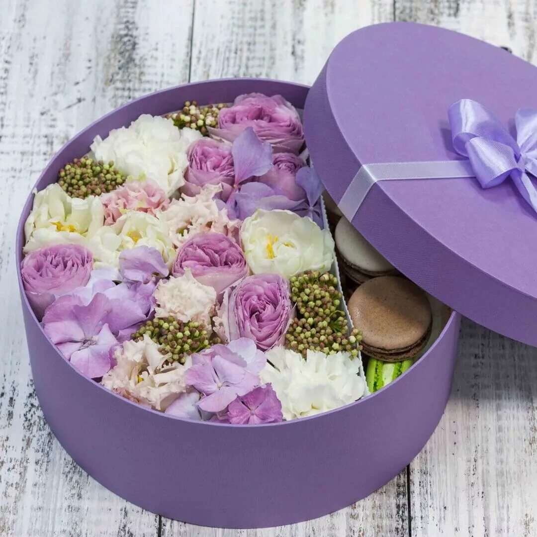 Цветочные коробочки. Цветы в коробке. Цветы в коробках. Цветы в круглой коробке. Коробочка с цветами.