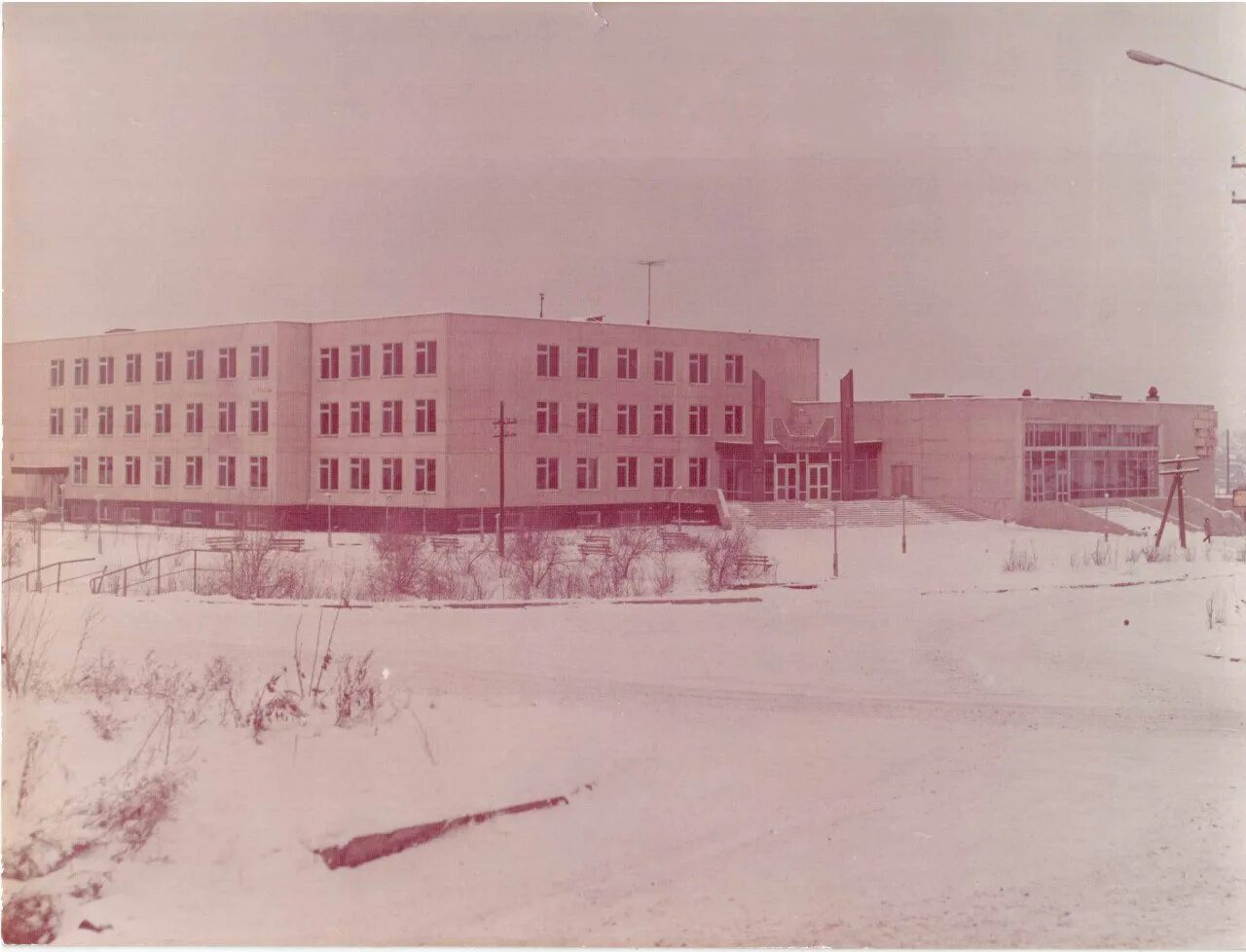 Пос жасминный. Школа 105 Жасминка Саратов. Поселок Жасминка школа. Школа 105 Саратов Жасминный фото. Школа в Жасминке Саратов.