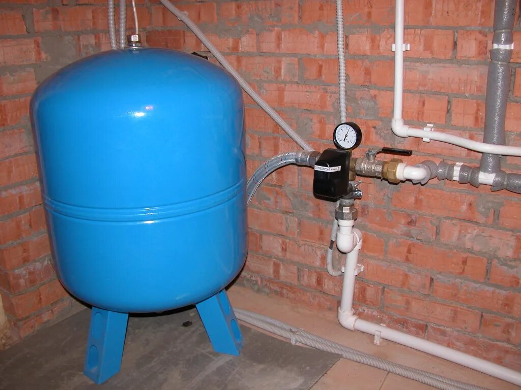 Гидроаккумулятор Джилекс 24гпк. Система водоснабжения с накопительным баком. Система водоснабжения с накопительным баком и гидроаккумулятором. Система гидроаккумулятора для воды из скважины. Гидроаккумулятор для скважины с автоматикой