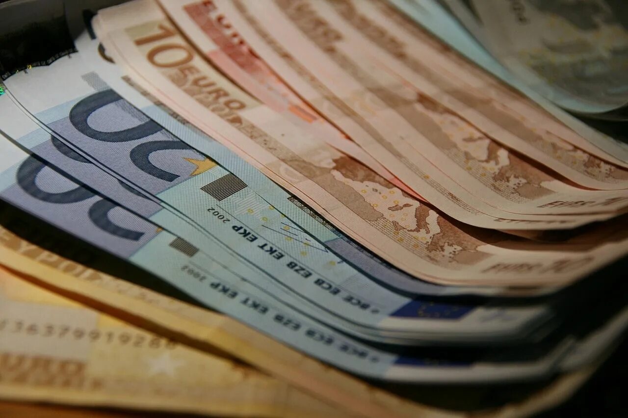 Деньги работа валюта. Бизнес деньги. бежевые деньги. 1400 евро. 1400 евро в рублях.