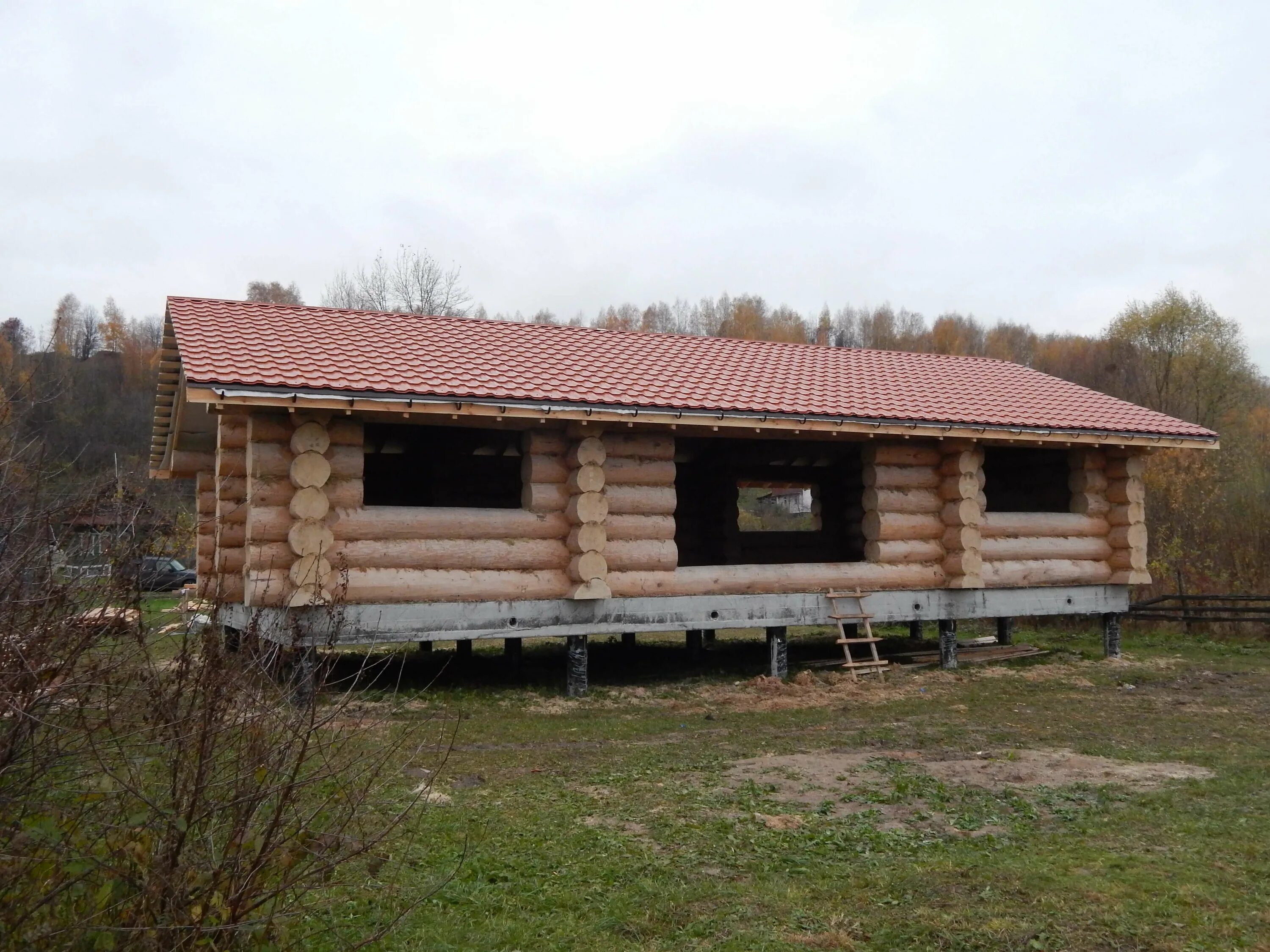 Проект дома владимирский. Владимирские срубы домов. Сруб с эркером. Сруб владимирская область. Рубленные фронтоны.