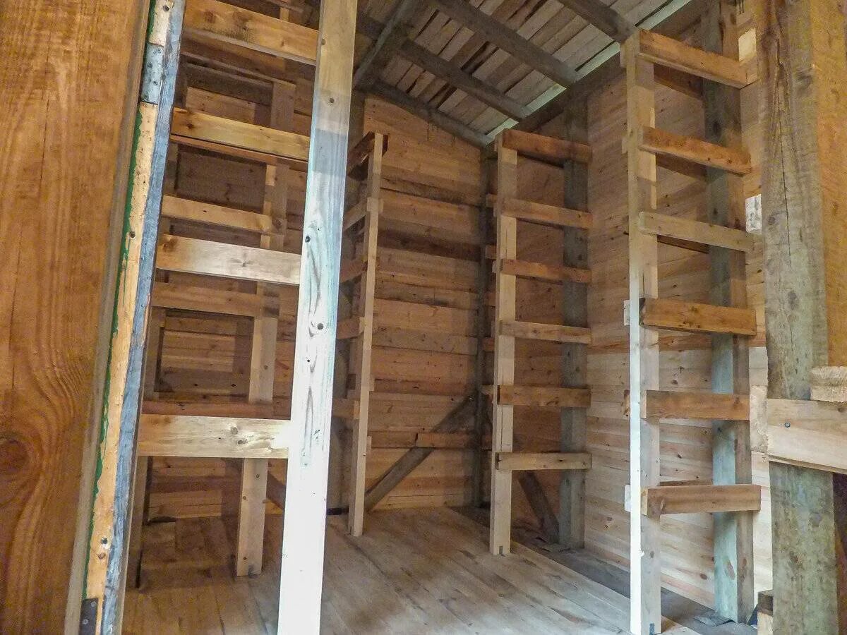 Как сделать полку в сарае. Деревянный стеллаж в гараж. Как сделать полку в сарае. Стеллажи в сарае. Как сделать полку в сарае.