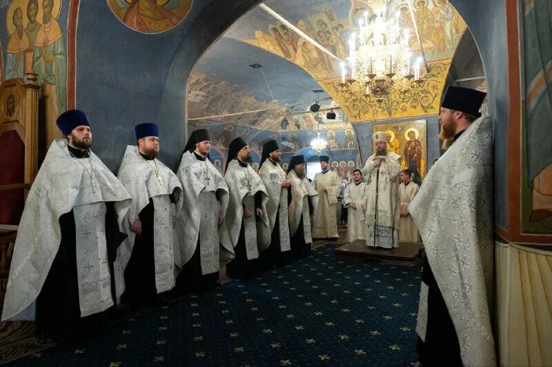 почему в православных храмах стоят. коленопреклоненная молитва в храме. почему в православных храмах стоят. поклонение в храме. елеопомазание соборование.