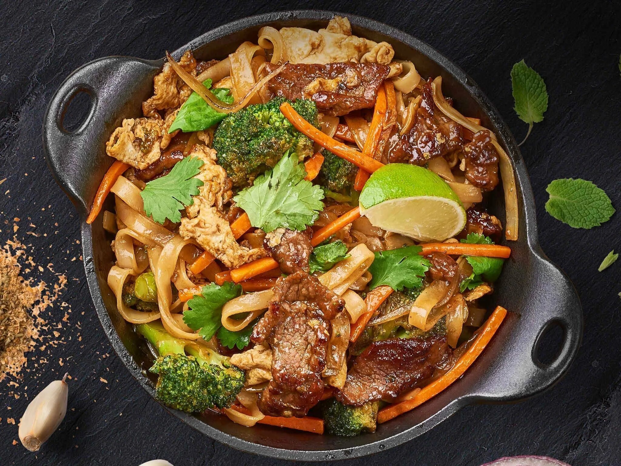 Домашняя лапша со свининой и овощами. Вок удон. лапша удон wok. вок по сычуаньски. удон с говядиной.